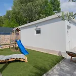 Amazing Home In Vinjani Donji
